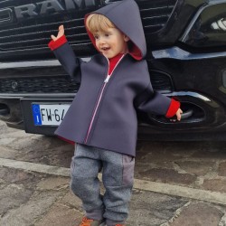 Cappottino in neoprene per bambini, un capo resistente e versatile per ogni stagione